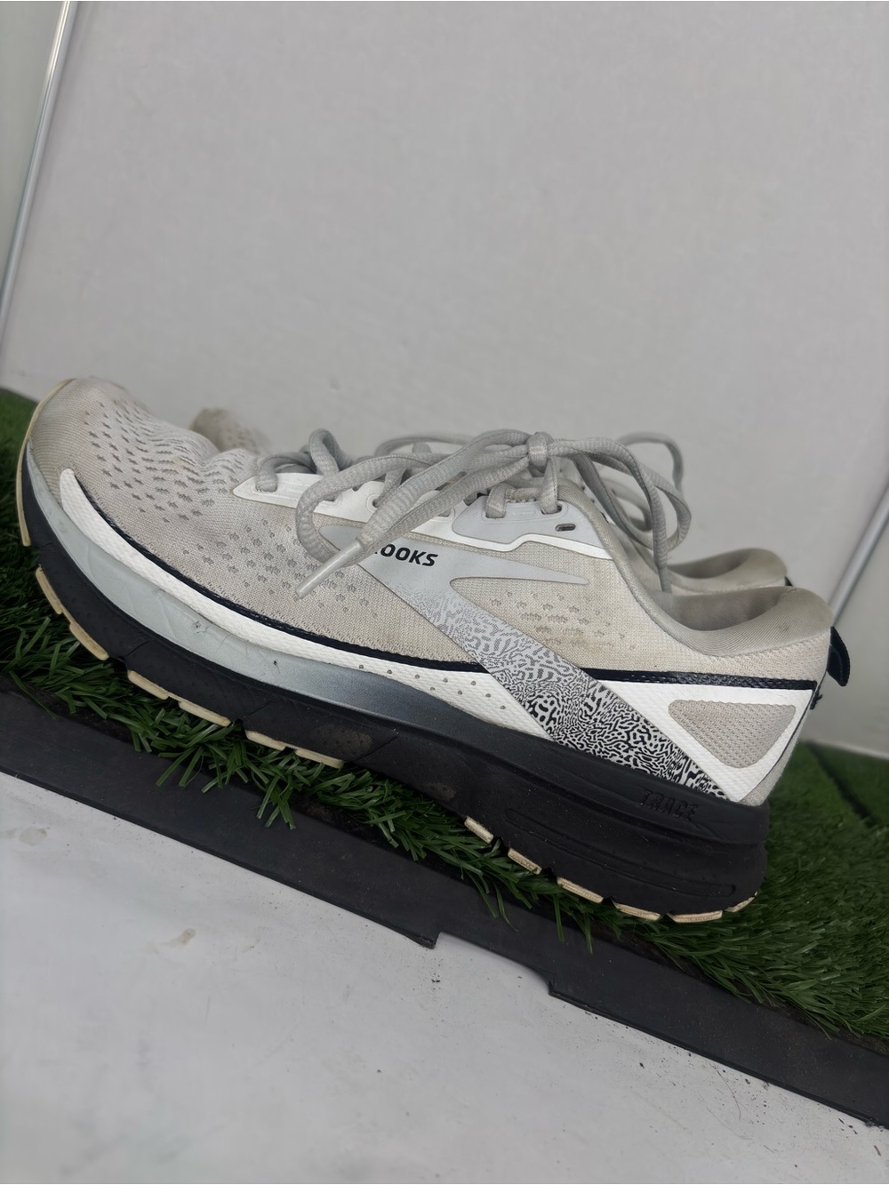 Brooks Trace 3 White Oyster Black Women's Size 7.5 Running 1204011B191